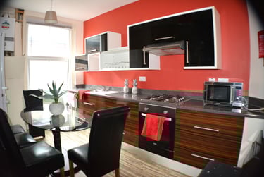 5 bed flat, Cottingham road, Hull, HU67RA - Image 1